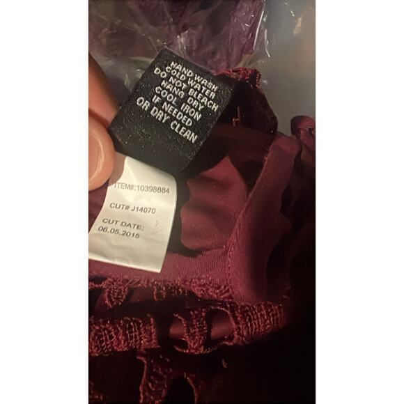 Hot Topic Wine Crochet Mini DressWomens Size S/M Burgundy Sleeveless Side Zip - Picture 4 of 7